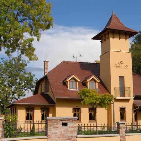 St. Florian Restaurant & Pension Vrakúň Exteriör bild