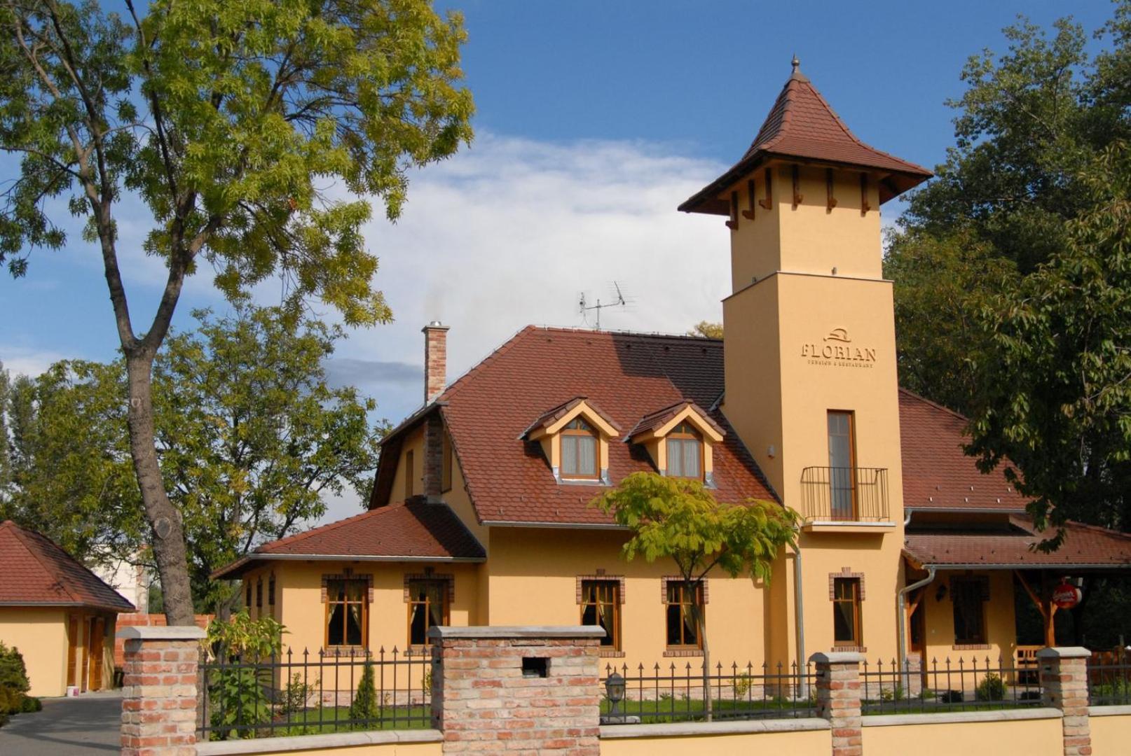 St. Florian Restaurant & Pension Vrakúň Exteriör bild
