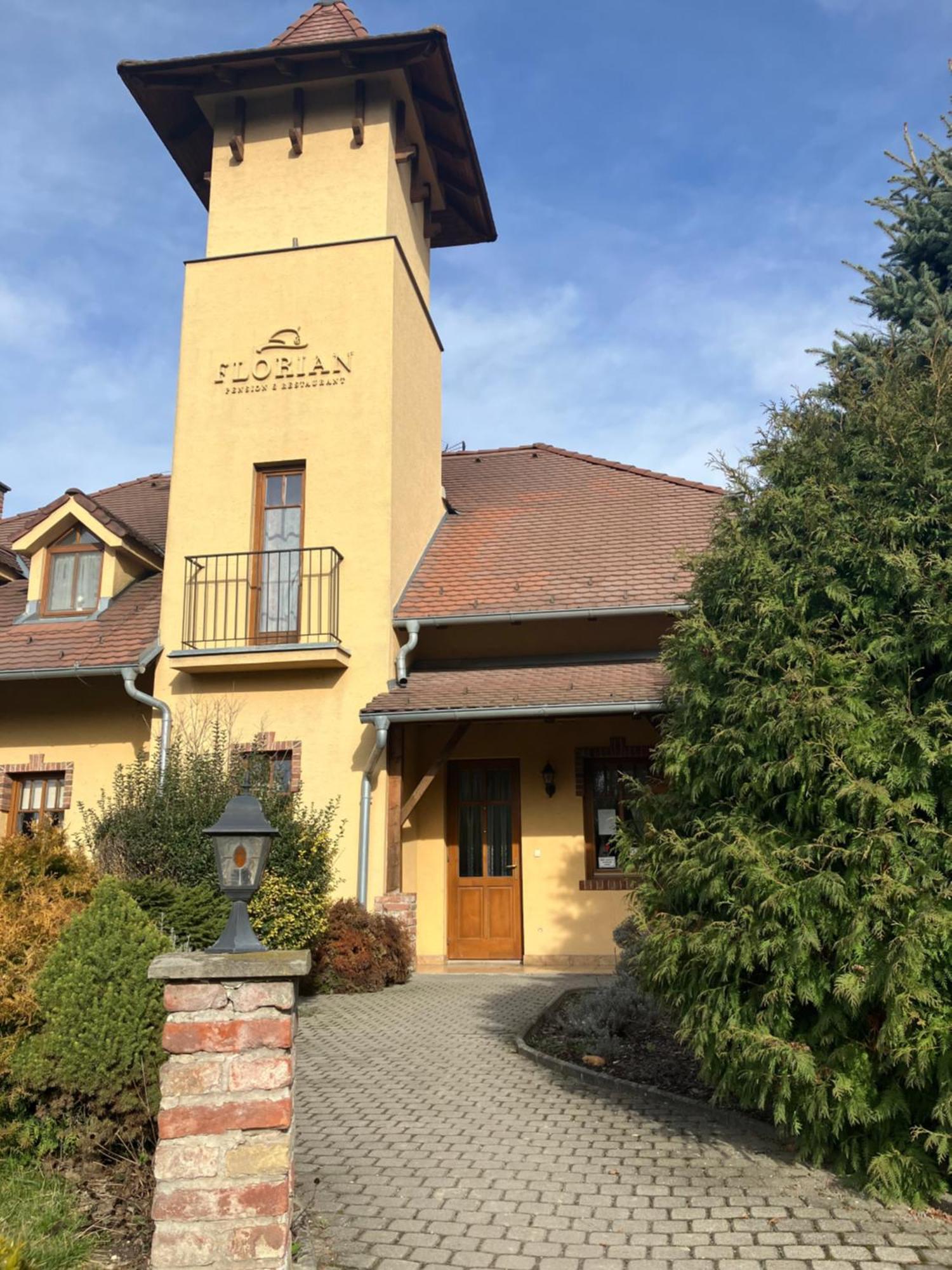 St. Florian Restaurant & Pension Vrakúň Exteriör bild